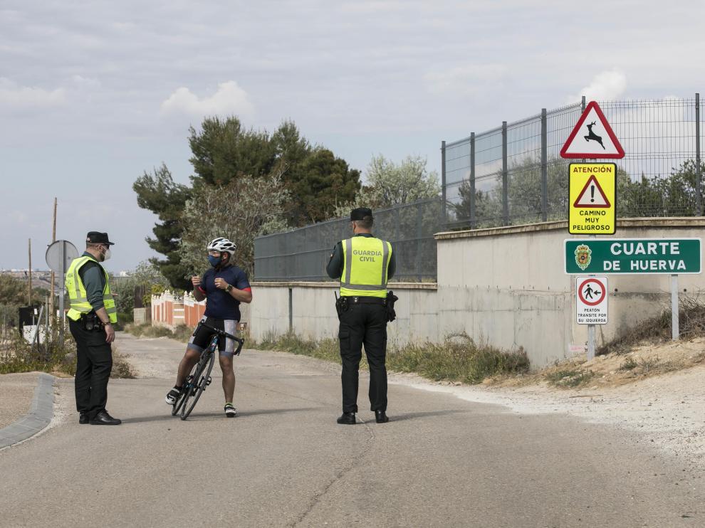 Controles de la Guardia Civil a coches, motos y bicicletas en los accesos a Cuarte de Huerva por su confinamiento perimetral.
