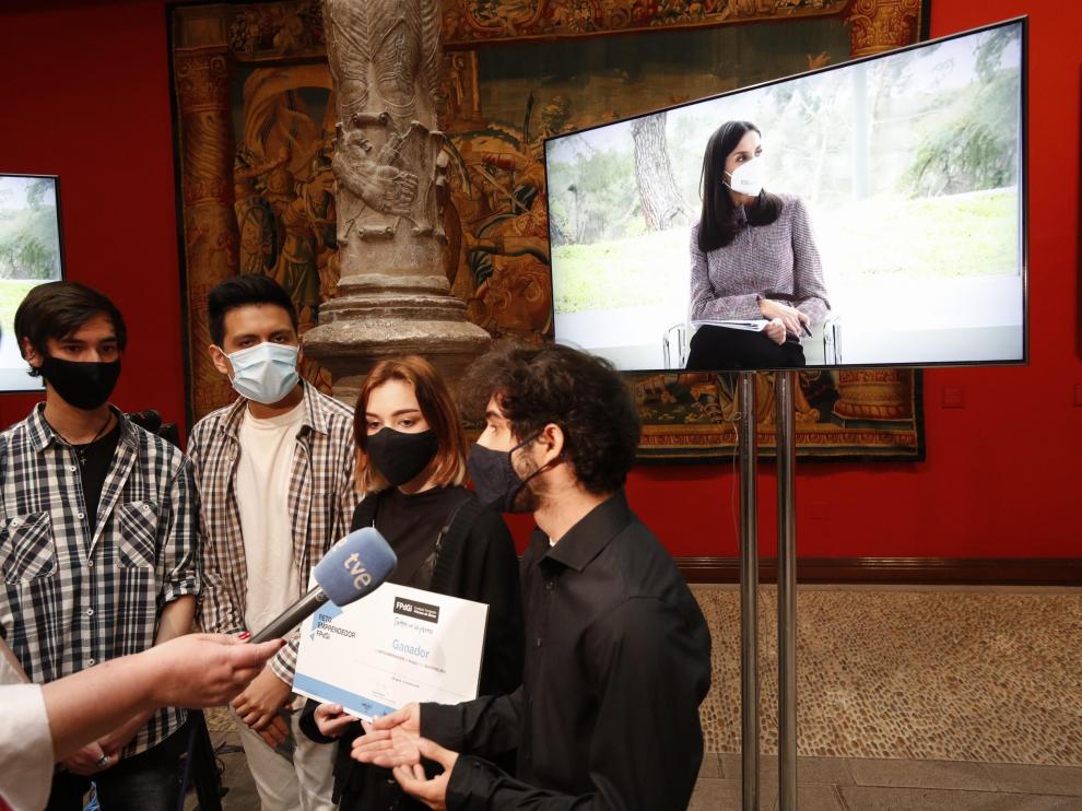Los alumnos del colegio Los Enlaces de Zaragoza, finalistas del reto emprendedor en Aragón, con la imagen de la reina Letizia de fondo, este jueves en el patio de la Infanta.