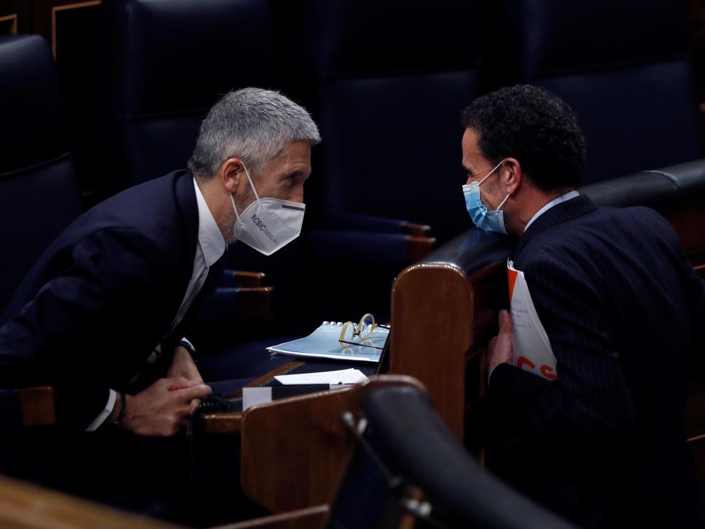 Marlasca habla con Edmundo Bal, durante el pleno del Congreso de este jueves.