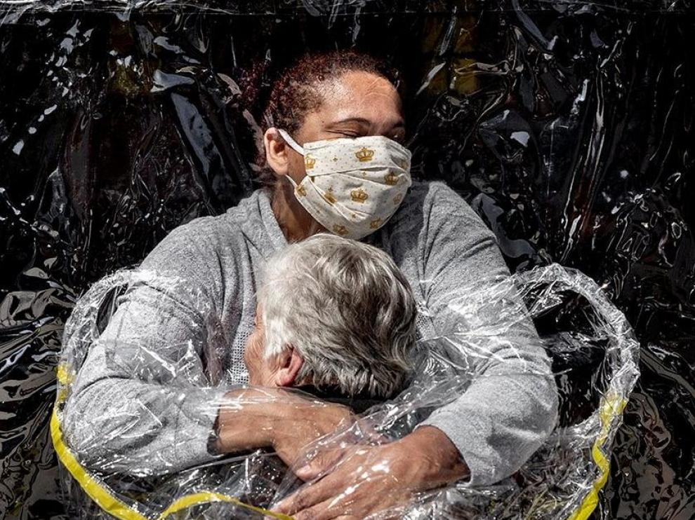 Primer abrazo en pandemia, del danés Mads Nissen, World Press Photo del año