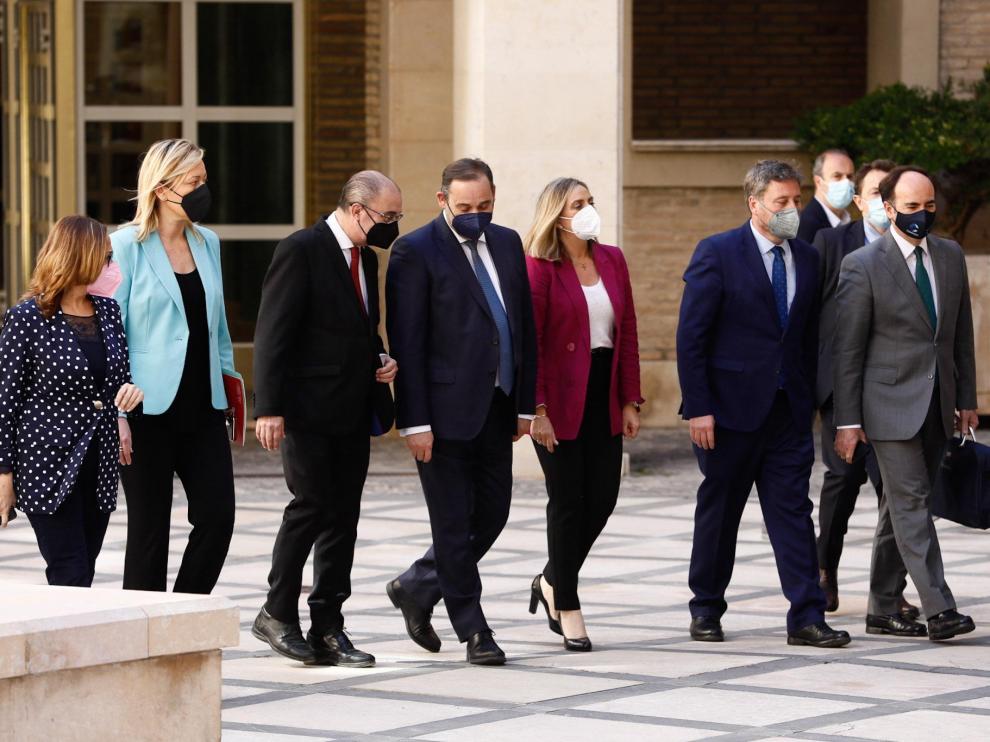 El ministro de Transportes, José Luis Ábalos, en el centro, a su llegada al Pignatelli para respaldar la autopista ferroviaria, este viernes.