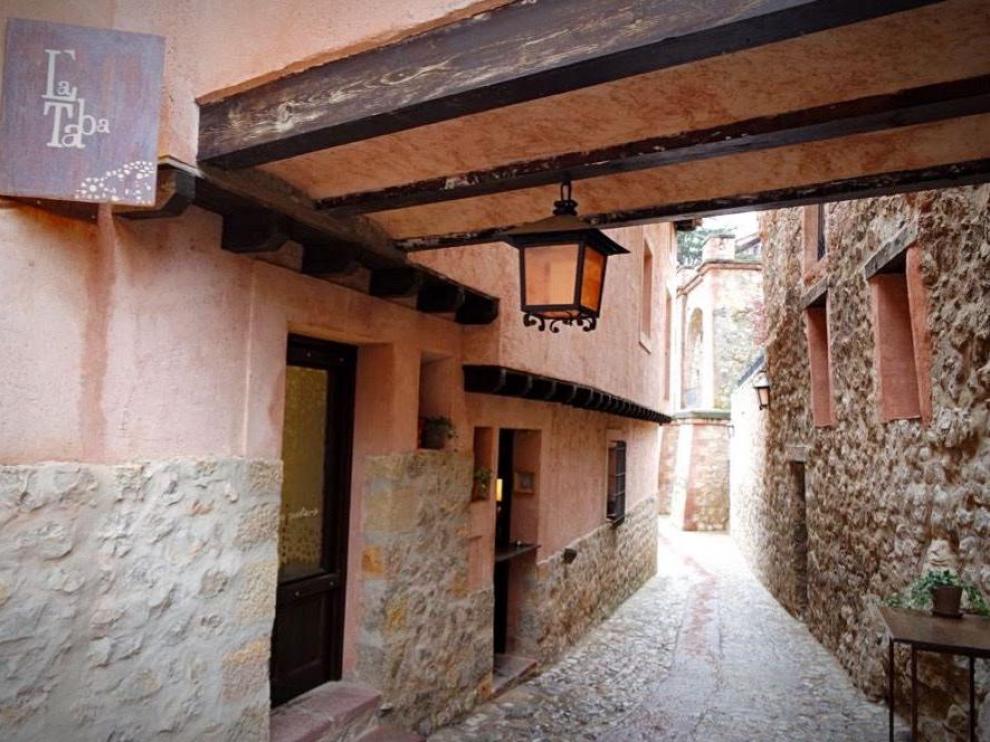 El restaurante La Taba está en la travesía de la Catedral de Albarracín.
