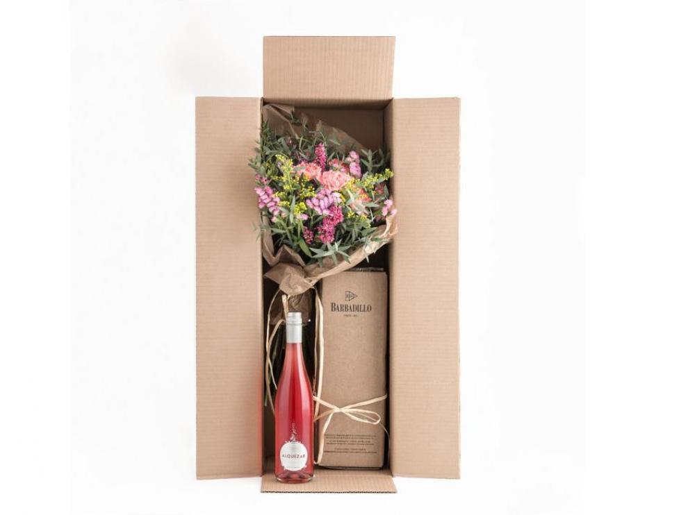 El pack para el día de la madre incluye una botella de Alquezar rosado y un ramo de flores.