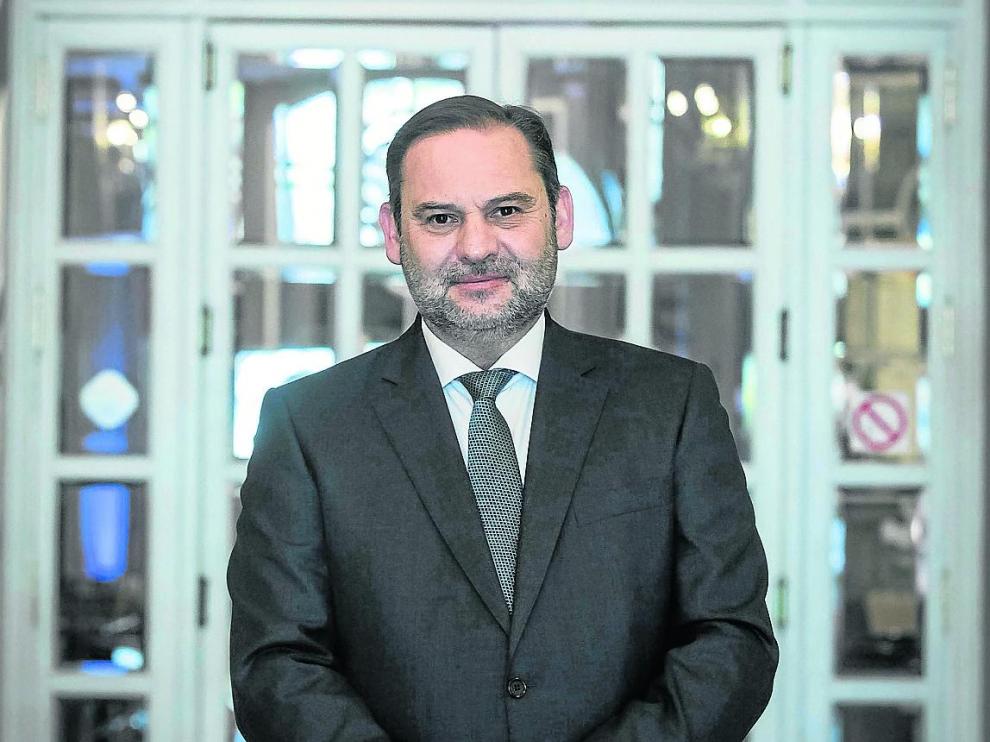 José Luis Ábalos se quitó la mascarilla para la foto tras la entrevista en Zaragoza el viernes.
