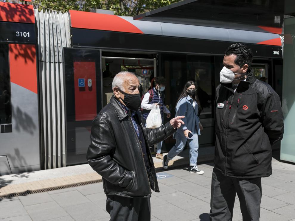Arturo Tutor y Fernando Banzo, hace unos días, en la parada de la plaza de San Francisco.