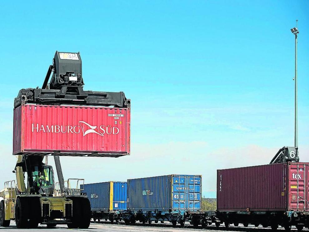 Un portacontenedores descarga, el pasado martes, un tren llegado del puerto de Barcelona.