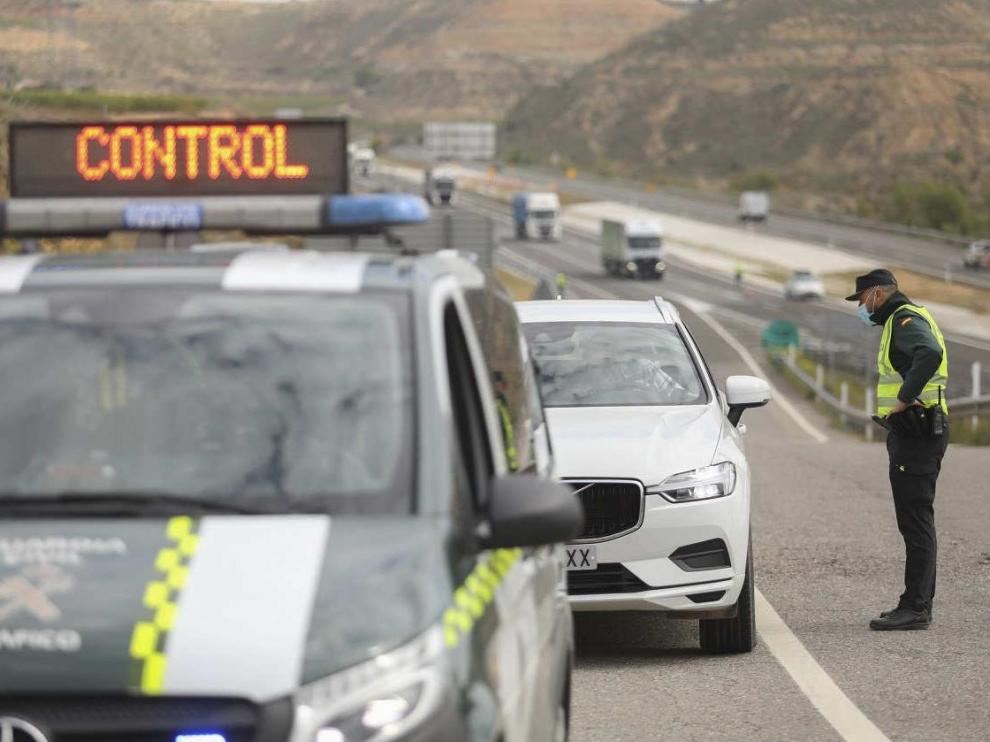 Control de la Guardia Civil en la E-2 por el confinamiento de Fraga