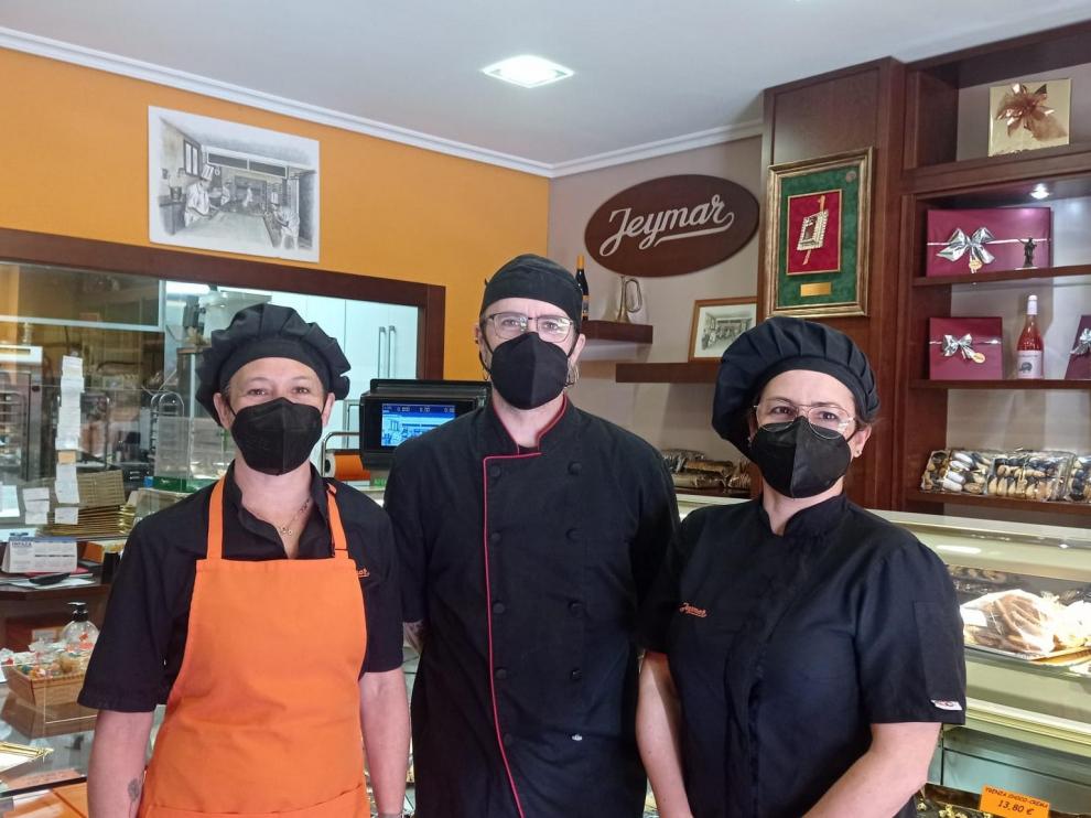 Los hermanos Val en la pastelería Jeymar de Borja, abierta en 1986 por su padre.