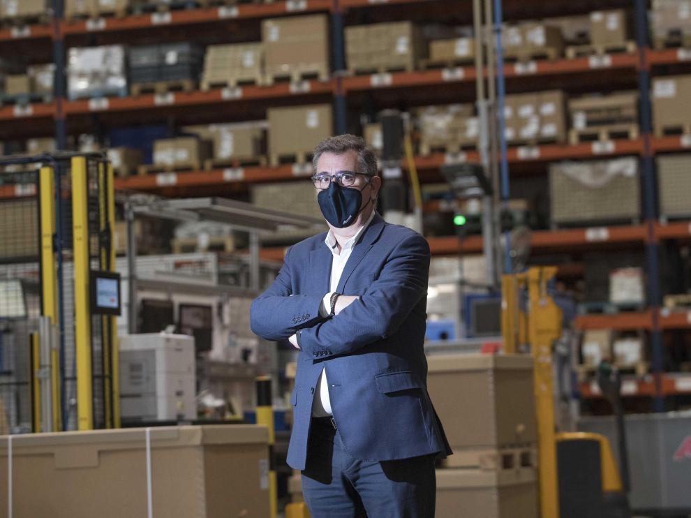 Eduardo Sanz, en las instalaciones de Airtex España, ubicadas en la Plataforma Logística de Zaragoza (Plaza)