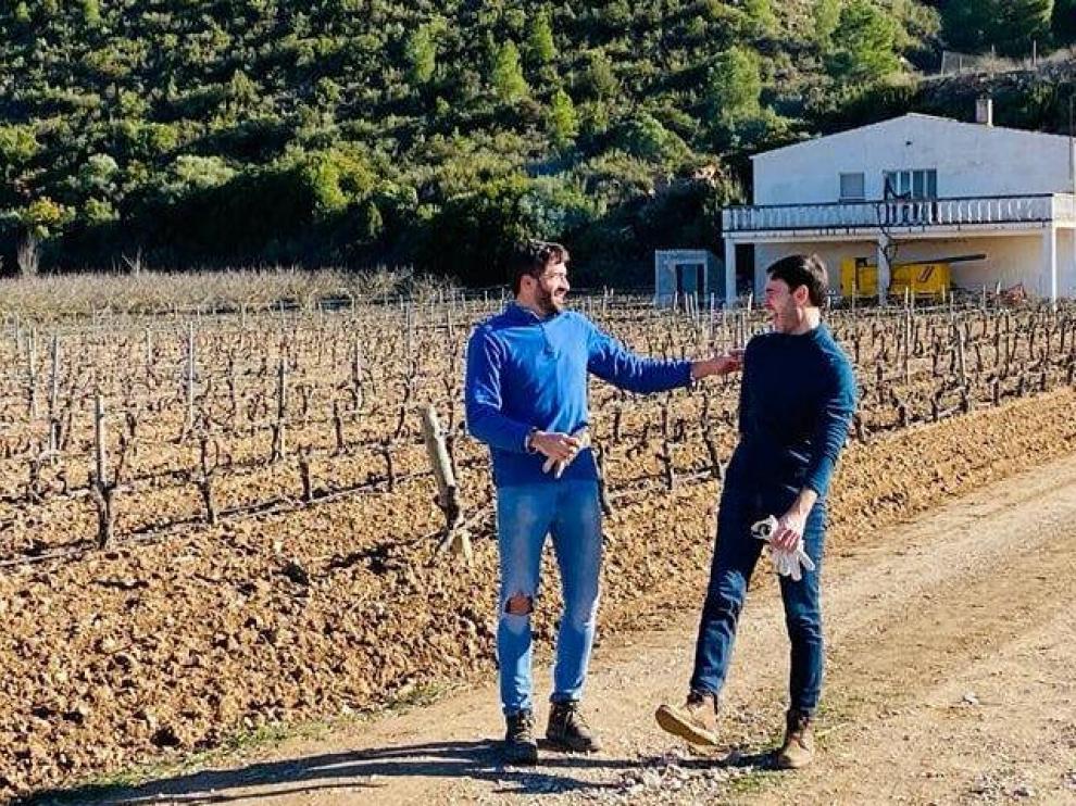 Bernabé Taberner y Jordi Satué, impulsores del proyecto, en las viñas de Nonaspe.
