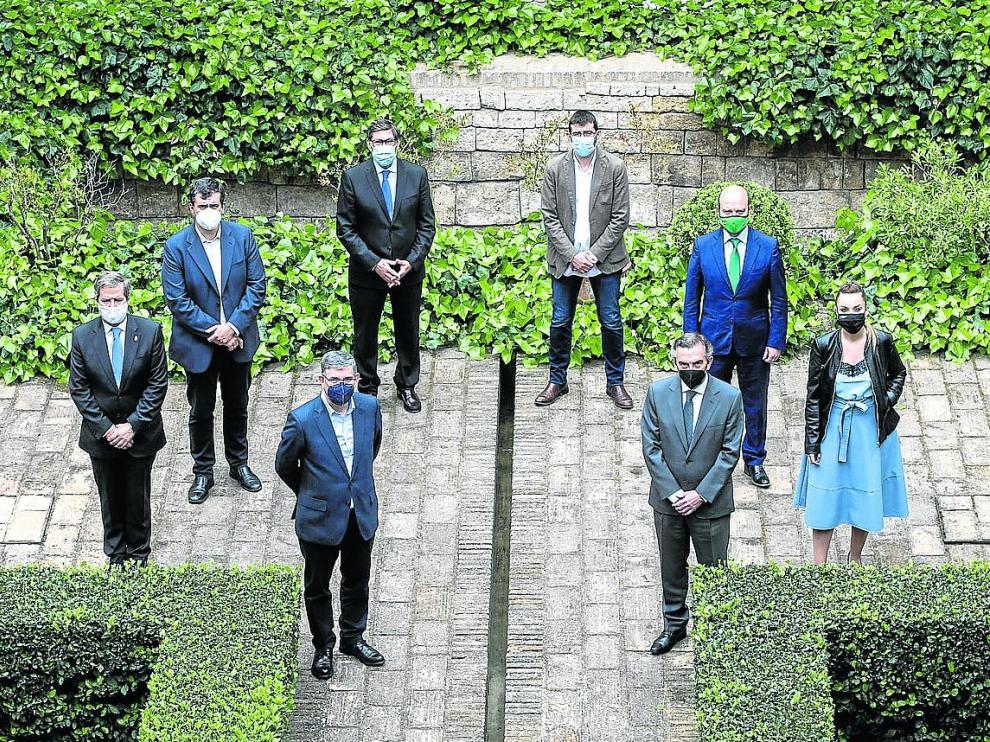 De izquierda a derecha, Pérez Calvo, Palacín, Guillén, Aliaga, Sanz, Beamonte, Morón y Díaz, en el Palacio de la Aljafería