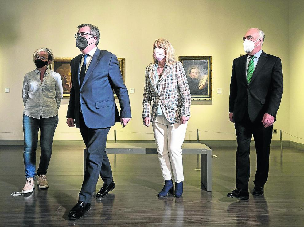 Los participantes en el foro social, momentos antes de iniciar el debate, en el Museo Goya de Zaragoza.