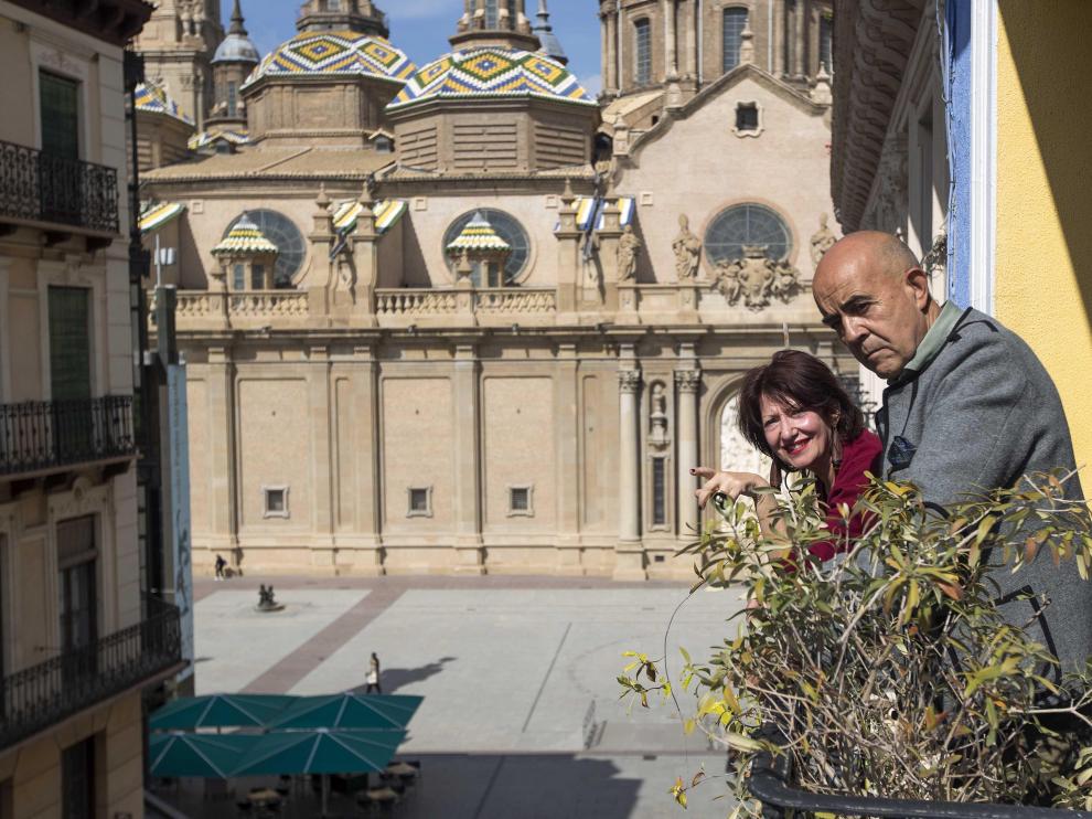 Luis y Catherine, desde el balcón de su casa en la calle Alfonso, de Zaragoza.