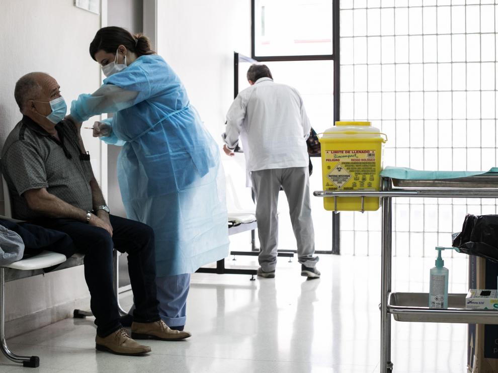 Vacunación con Janssen en el centro de salud Las Fuentes de Zaragoza.