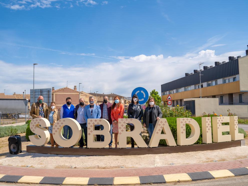 Inauguración de las letras gigantes de Sobradiel a la entrada del municipio zaragozano.