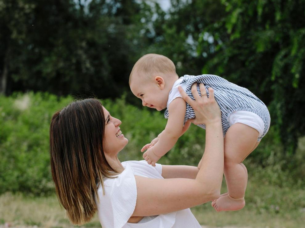 Aitana Morant jugando con uno de sus hijos.