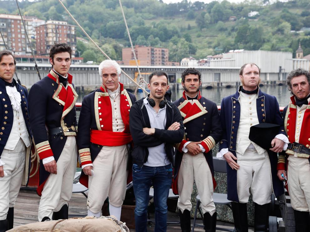 Amenábar, con varios actores durante el rodaje de 'La Fortuna'.