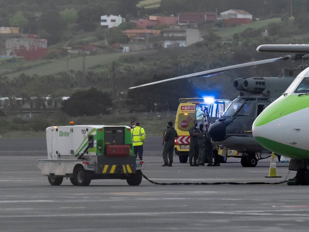 El helicóptero del Servicio Aéreo de Rescate con los tres inmigrantes rescatados de un cayuco