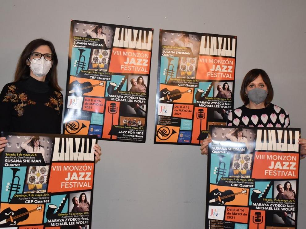 La concejal y la técnico de cultura, con el cartel del VIII Festival de Jazz de Monzón.