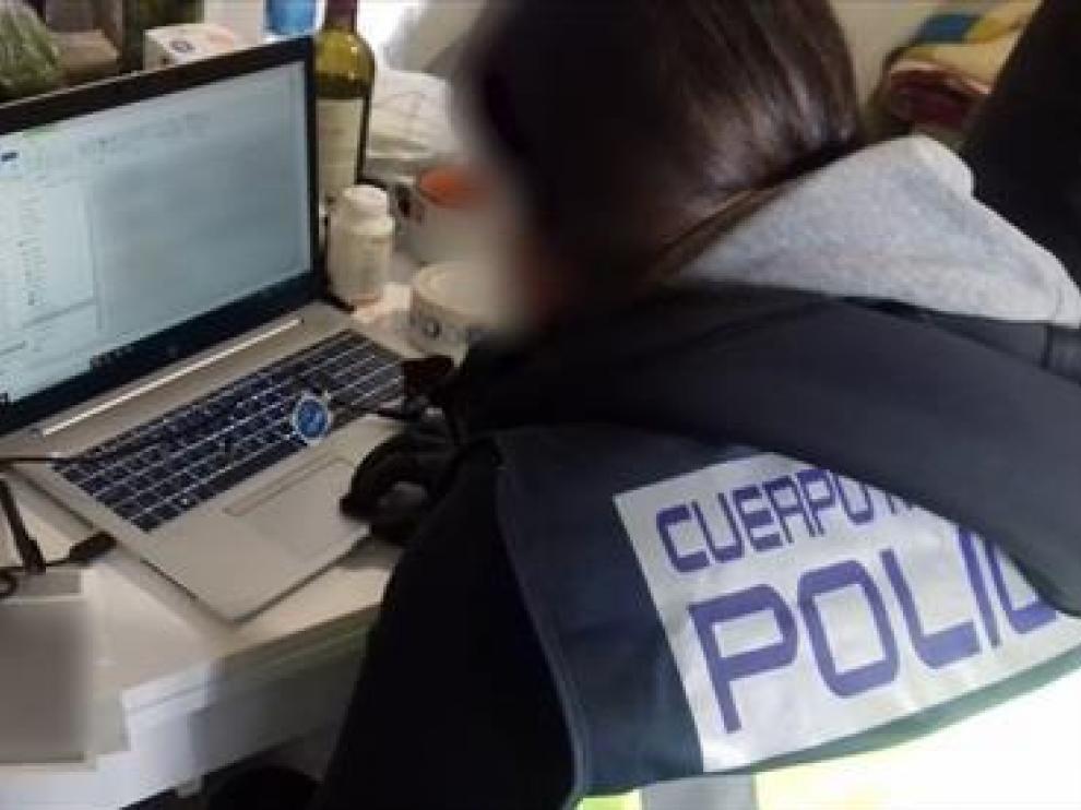 Una agente en tareas de investigación