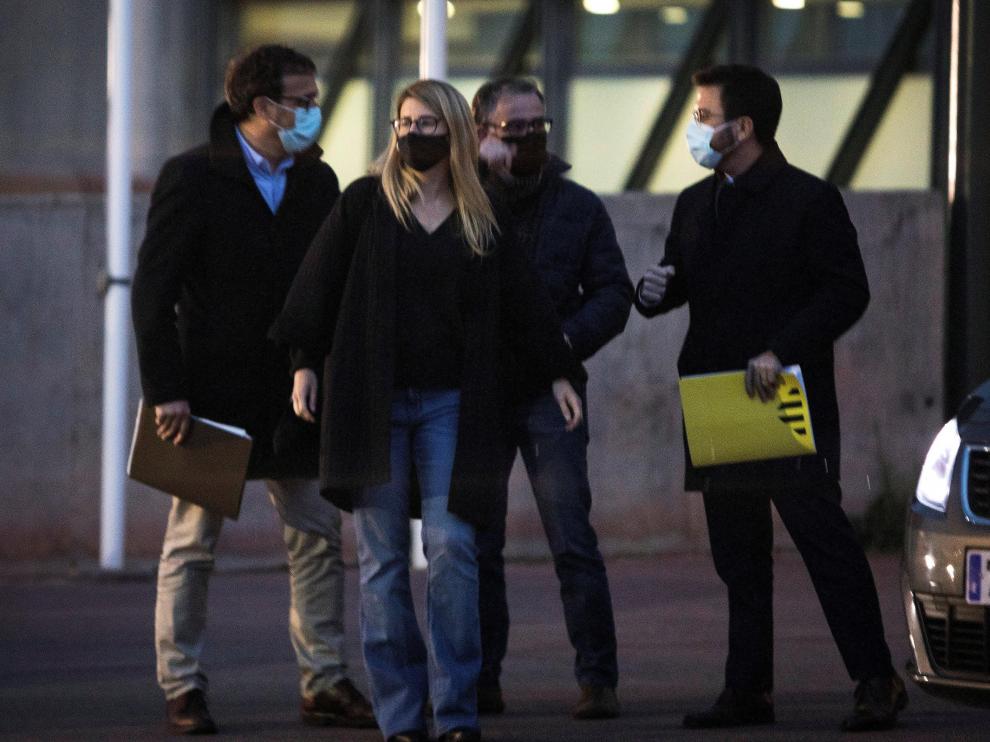 Elsa Artadi y Pere Aragonès, entre otros participantes, al salir de la reunión en Lledoners.