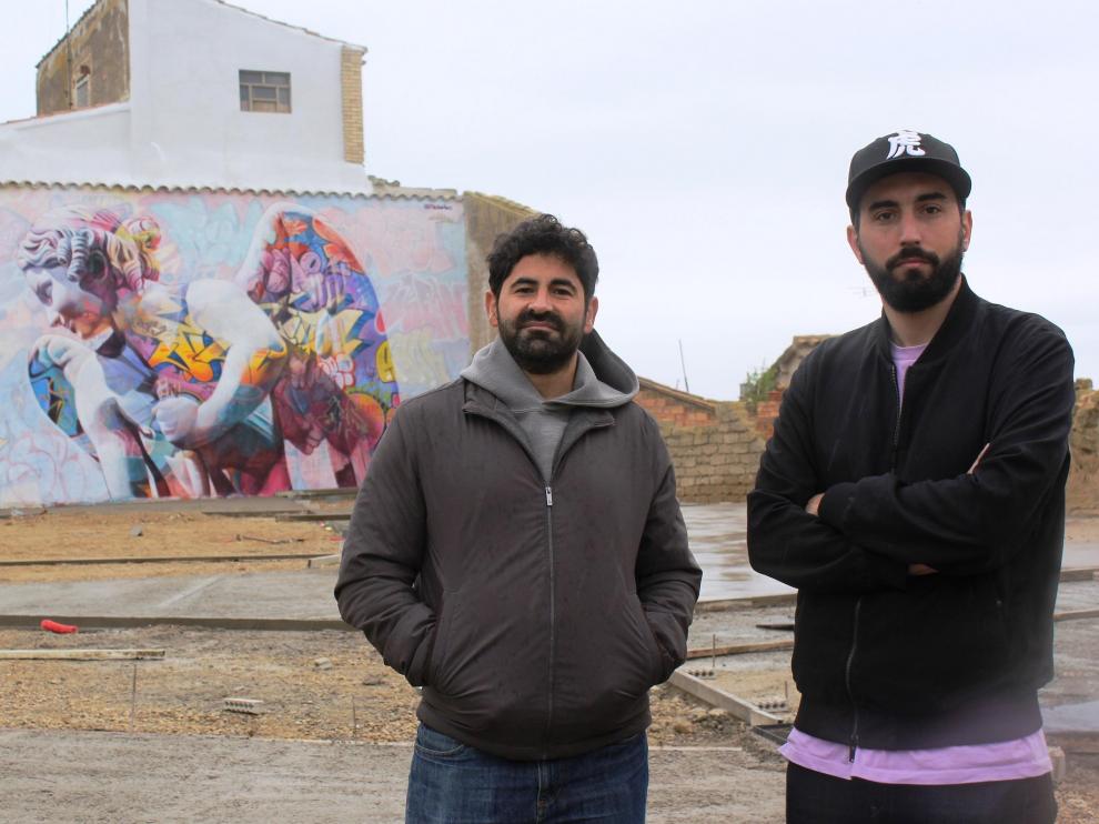 Juan Antonio Sánchez, Pichi, y Álvaro Hernández, Avo, frente a la obra creada en el entorno de la iglesia de Grañén