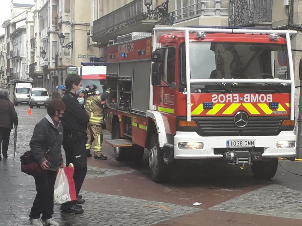 Los bomberos en labores de extinción del incendio ocurrido en la calle Zocotín de Jaca.