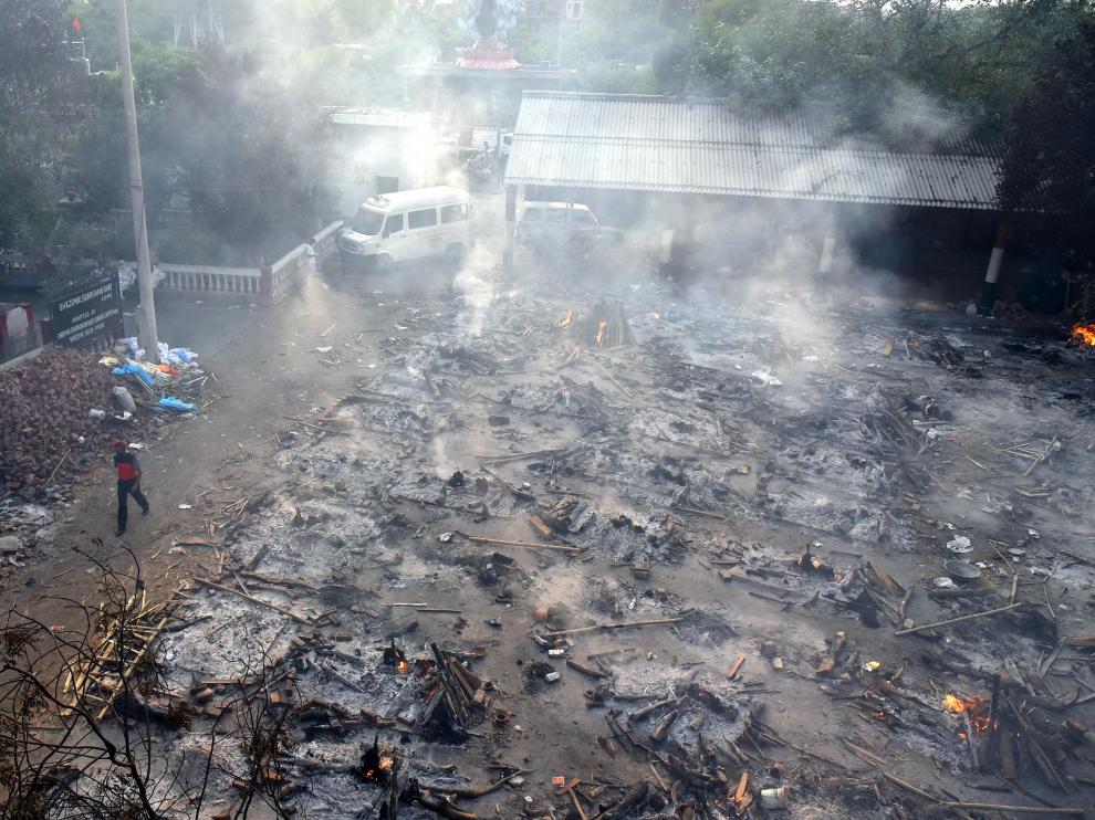 Restos de la incineración masiva de fallecidos por covid en Nueva Delhi.