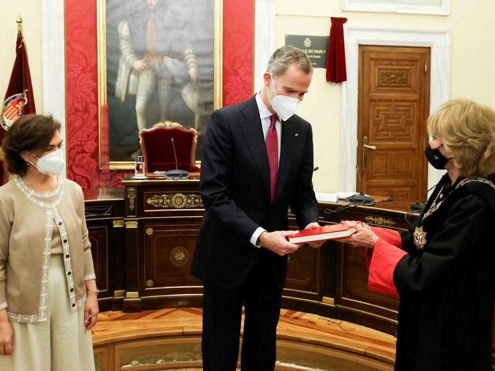 El Rey, en el Consejo de Estado con la vicepresidenta Carmen Calvo (i) y la presidenta de la institución, Teresa Fernández de la Vega.