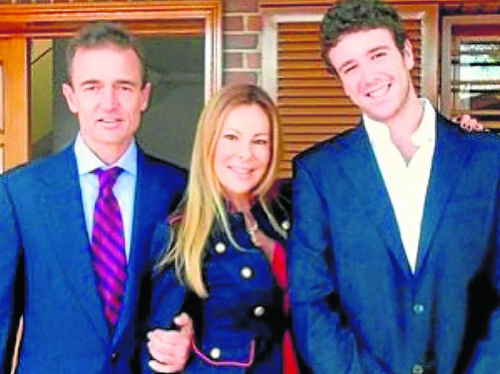 Alessandro Lequio y Ana Obregón, en una imagen de Instagram junto a su hijo Aless