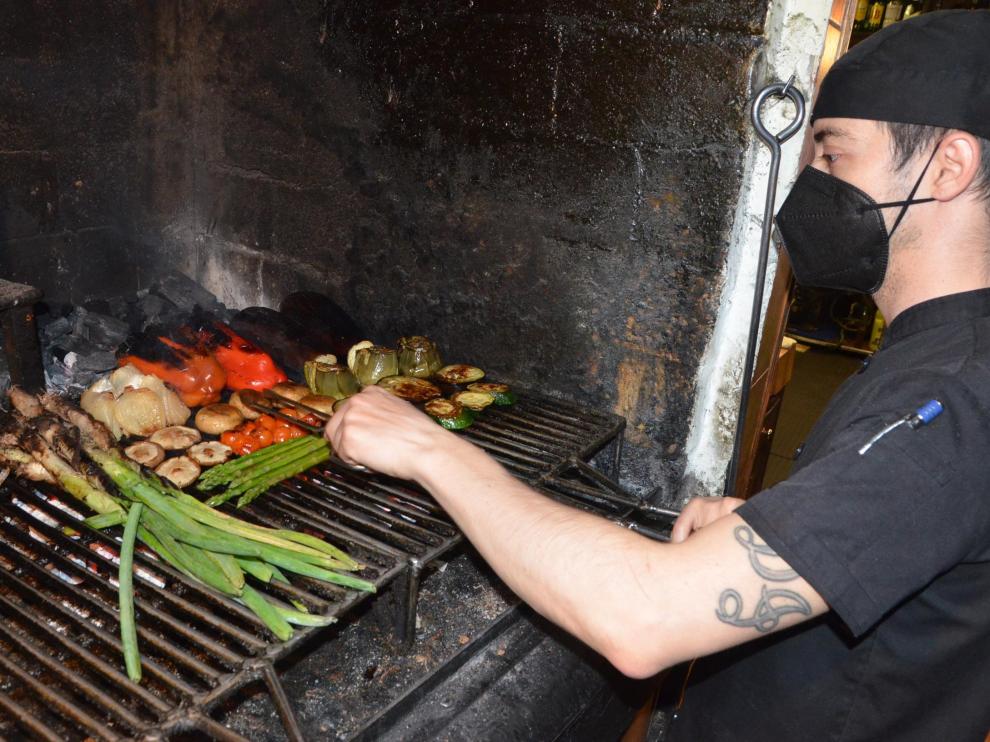 En la Taberna Tío Jorge las verduras se preparan en una brasa alimentada con carbón vegetal.