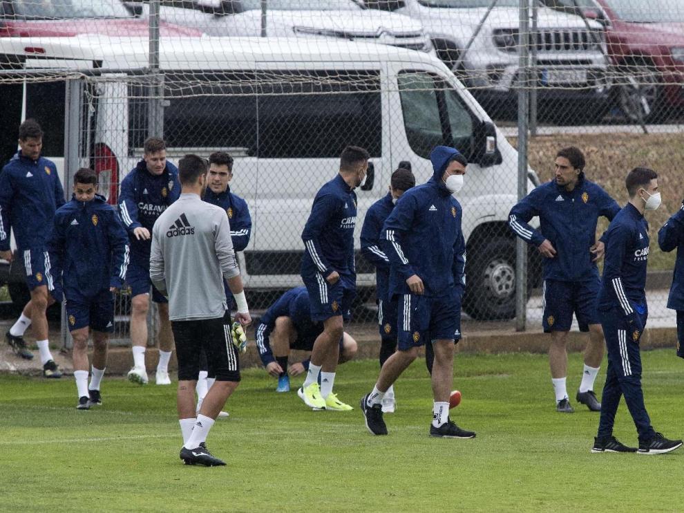 La plantilla zaragocista, al inicio del entrenamiento último antes de viajar a Lugo.