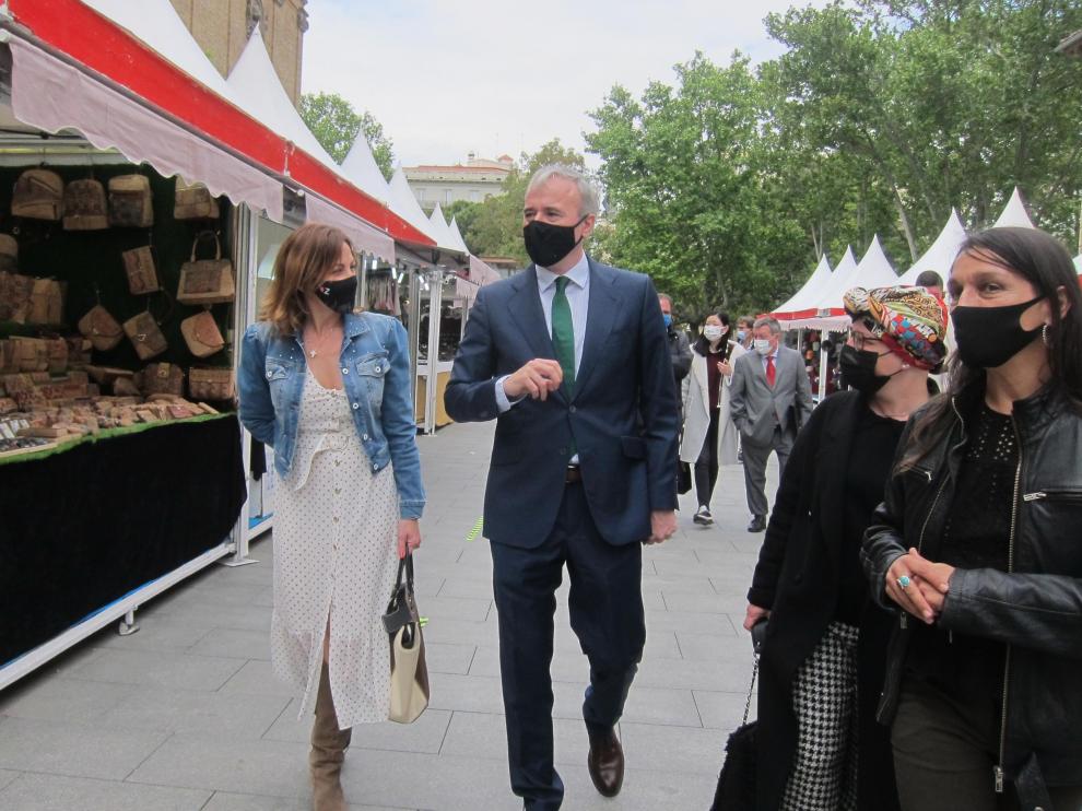 Jorge Azcón, junto a Natalia Chueca en el Mercadillo de Primavera