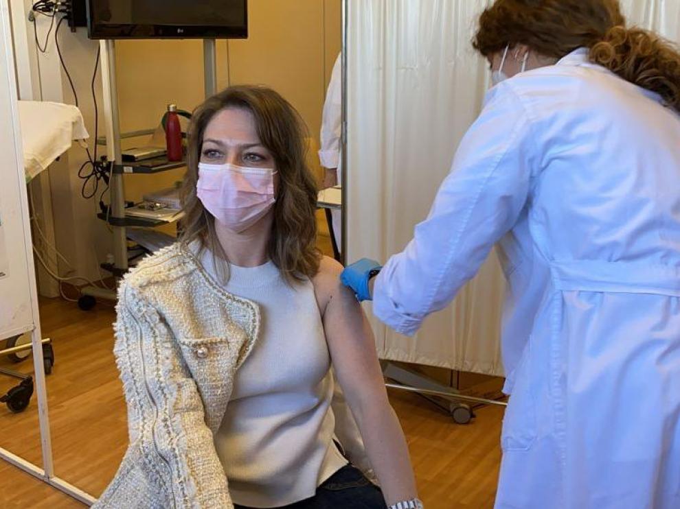La directora del hospital de Barbastro, Elena Castellar, que ejerce de médico internista, vacunándose.