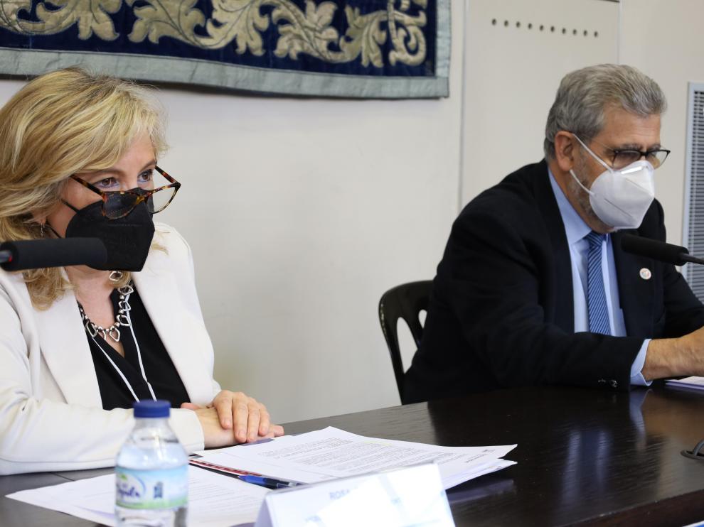 La vicerrectora de Política Científica, Rosa Bolea, y el rector de la Universidad de Zaragoza, José Antonio Mayoral.
