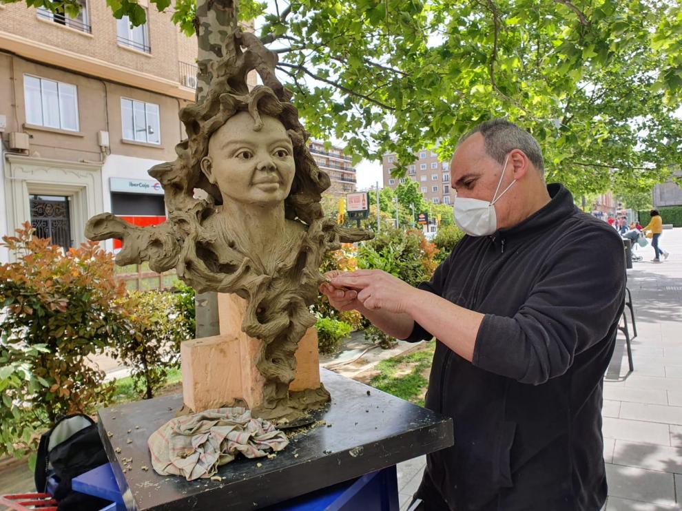 Óscar Palacio, trabajando en la Gran Vía zaragozana.
