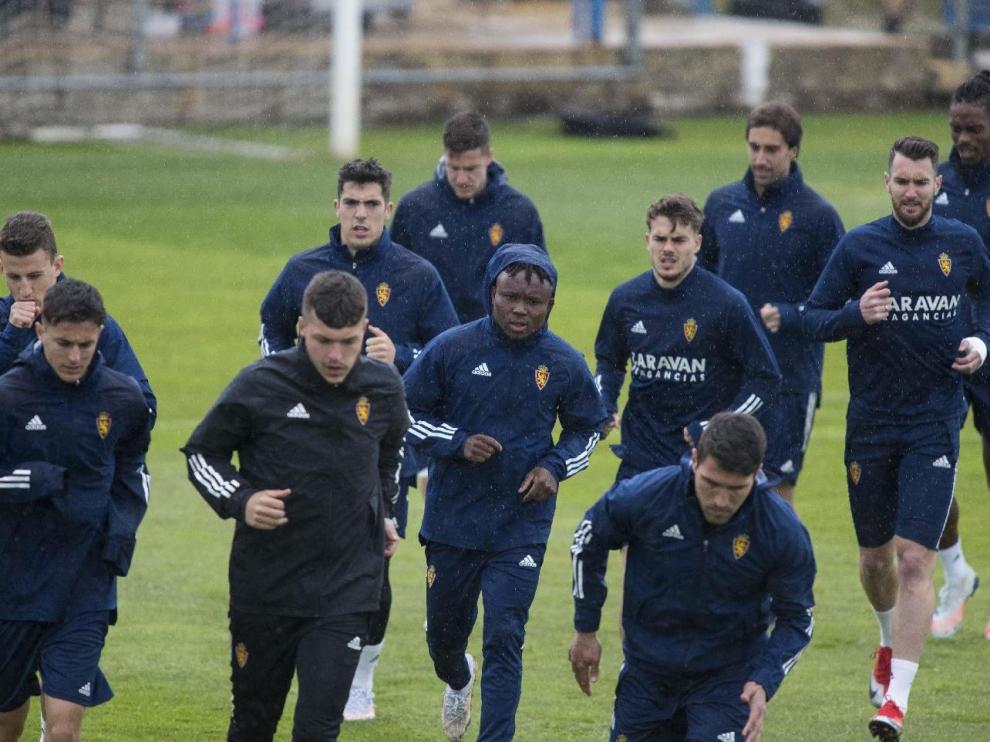 Los jugadores del Real Zaragoza, en el último entrenamiento bajo el aguacero en la Ciudad Deportiva.