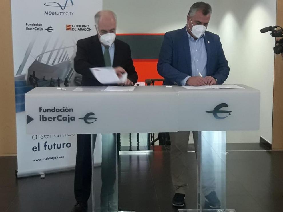 José Luis Rodrigo, director general de Fundación Ibercaja y Eduardo Colell, director en Fundación Educatrafic, firmaron el acuerdo de adhesión.