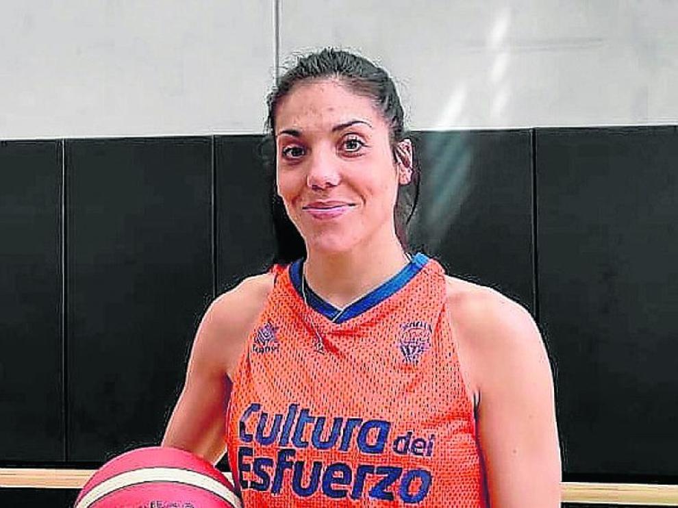 Cristina Ouviña, sonriente en las instalaciones del Valencia Basket.