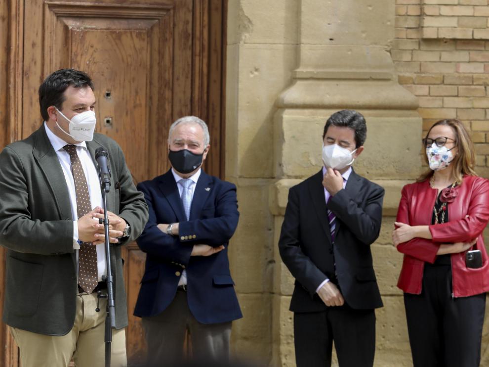 El secretario de Estado de Política Territorial, Victor Francos; el presidente de la DPH, Miguel Gracia; el alcalde de Huesca, Luis Felipe y la consejera de Presidencia del Gobierno de Aragón, Mayte Pérez.