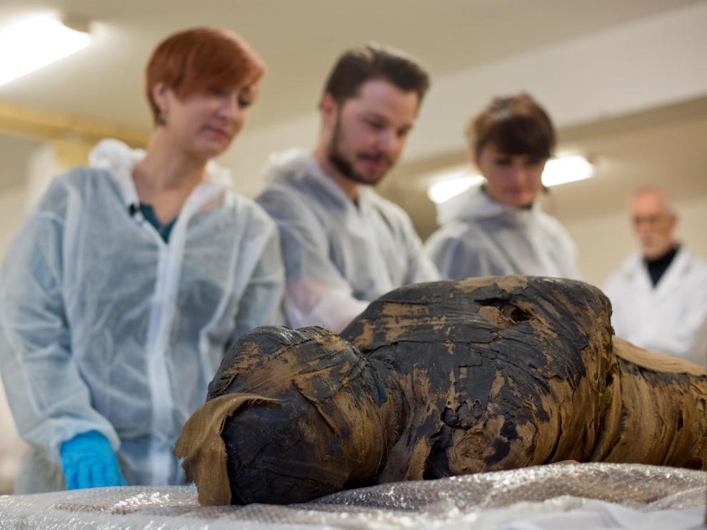 Investigadores de la Universidad de Varsovia, con la momia de la mujer embarazada.