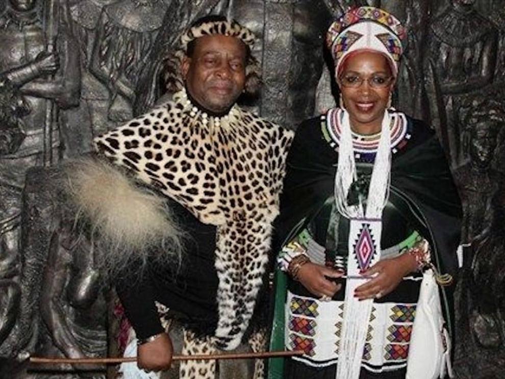 La reina, junto a su marido, el rey.