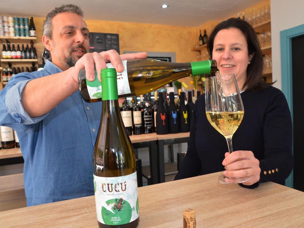 Natalia Martínez y Rubén Martín ofrecen el verdejo Cucú en Amontillado.