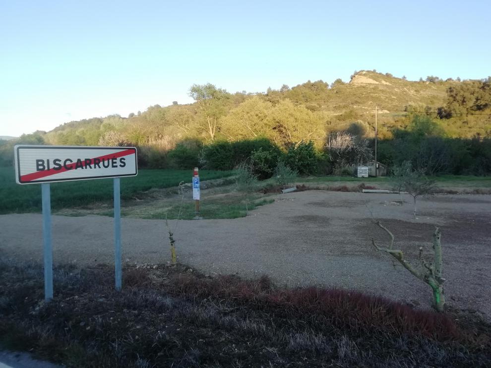 Área de estacionamiento de autocaravanas de Biscarrués junto a la entrada del pueblo