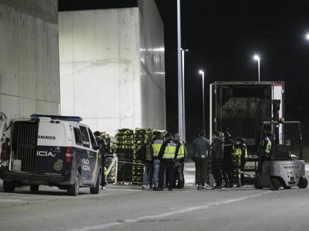 El amplio despliegue policial y el volumen de la carga revelan la magnitud de la operación.