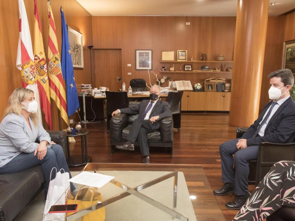 La presidenta de la Asamblea de Extremadura, Blanca Martín, en su encuentro con el presidente de la Diputación de Huesca, Miguel Gracia, y el alcalde de Huesca, Luis Felipe.