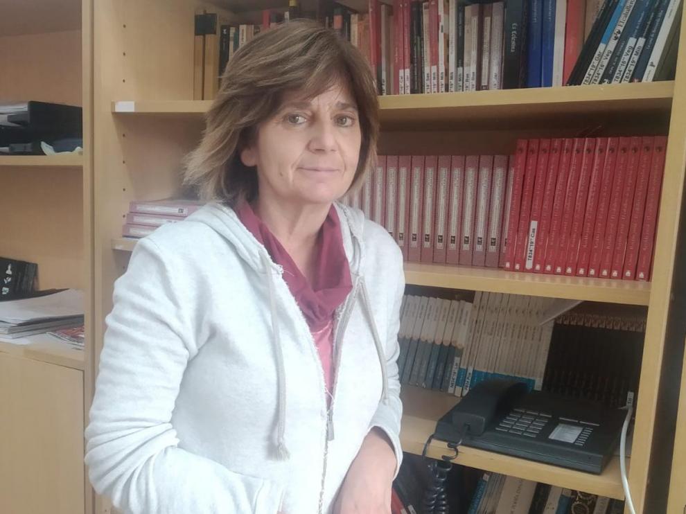 Asun Miranda, en el instituto en el que aún es profesora.