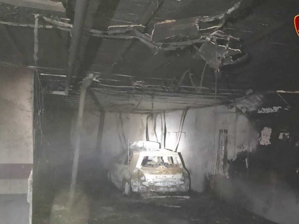 El coche y la planta de garaje han quedado completamente calcinados