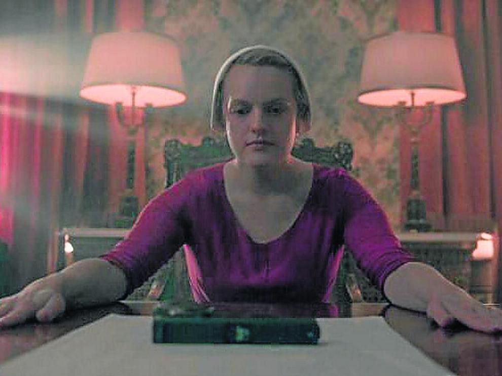 La actriz Elisabeht Moss, en la serie ‘El cuento de la criada’.
