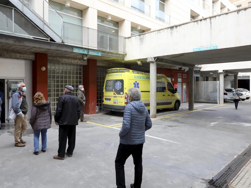 La cola para la vacunación entorpece a veces la entrada y salida de la ambulancia UME.